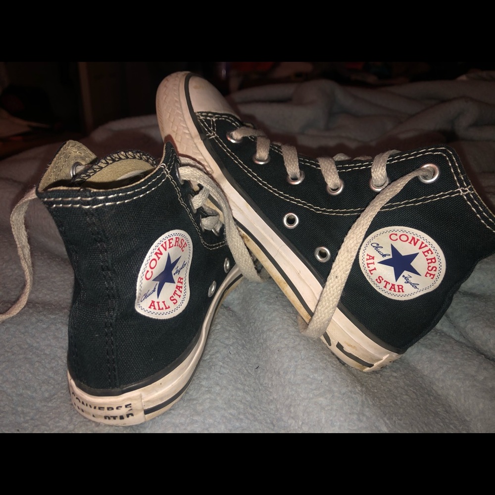 Black & white kid converses